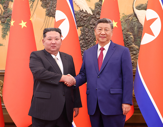 4일 베이징 인민대회당에서 김정은(왼쪽) 북한 국무위원장이 시진핑(오른쪽) 중국 국가주석과 6년만에 정상회담에 앞서 악수하고 있다. 로이터