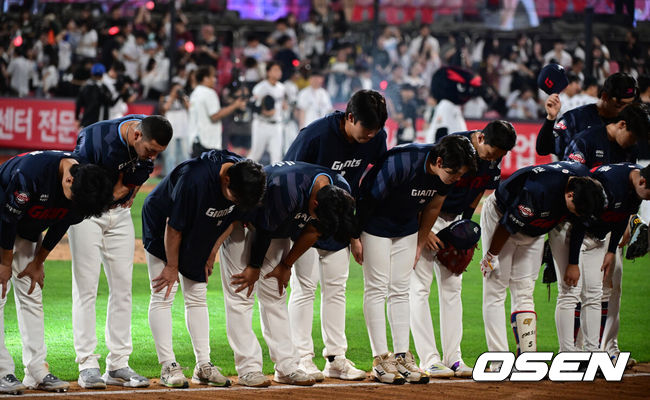 [OSEN=수원, 조은정 기자]KT가 난타전 끝 롯데를 잡고 5강권에 진입했다.프로야구 KT 위즈는 3일 수원KT위즈파크에서 열린 2025 신한 SOL뱅크 KBO리그 롯데 자이언츠와의 시즌 마지막 맞대결(16차전)에서 9-8 짜릿한 끝내기승리를 거뒀다.끝내기 패배를 거둔 롯데가 인사를 하고 있다. 2025.09.03 /cej@osen.co.kr