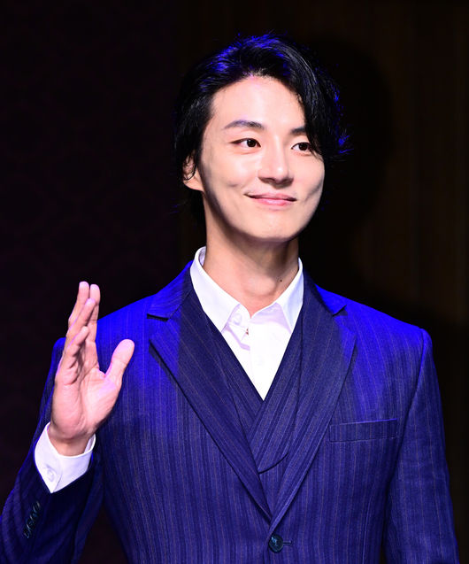 [OSEN=지형준 기자] 10일 오후 서울 강서구 마곡동 LG아트센터 U+스테이지에서 연극 '사의 찬미' 프레스콜이 열렸다.‘사의 찬미’는 1920년, 격동의 시대를 살아간 젊은이들의 사랑과 자유, 예술에 대한 열망을 그린 연극이다.배우 윤시윤이 포토타임을 하고 있다. 2025.07.10 / jpnews@osen.co.kr