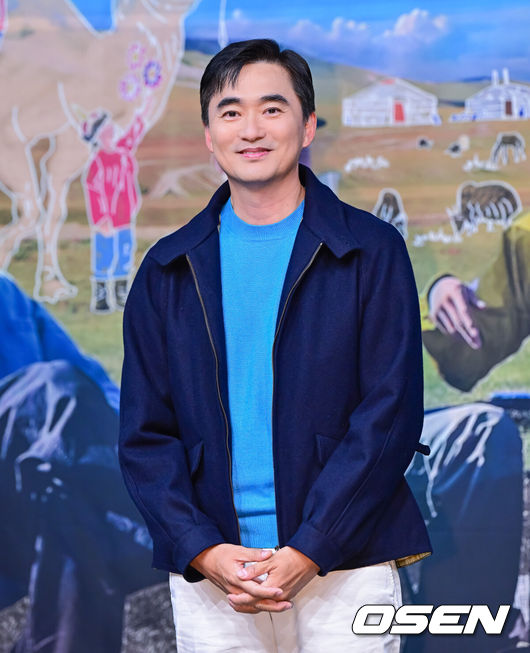 [OSEN=지형준 기자] 15일 오후 서울 상암동 MBC에서 MBC 새예능'지구를닦는남자들'(약칭'지닦남') 제작발표회가 열렸다.이날 첫 방송되는 '지구를닦는남자들'은없으면없는대로떠나는여행을통해환경을돌아보는신개념ESG향여행프로그램이다. 소비를줄이는것이쓰레기를줄이는것이라외치는'쓰레기아저씨'김석훈의세계관에서기획된프로그램으로,맏형김석훈과함께'세상깔끔남'권율,'중고마니아'임우일,'황금막내'신재하,'오지전문유튜버'노마드션이합류했다.배우 김석훈이 포즈를 취하고 있다. 2024.10.15 / jpnews@osen.co.kr