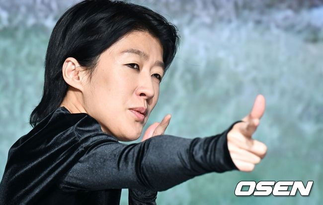 [OSEN=조은정 기자]넷플릭스 오리지널 '솔로지옥4’ 제작발표회가 8일 서울 마포구 호텔 나루 엠갤러리에서 열렸다.‘솔로지옥4’는 커플이 되어야만 나갈 수 있는 외딴 섬, ‘지옥도’에서 펼쳐질 솔로들의 솔직하고 화끈한 데이팅 리얼리티쇼다.홍진경이 포즈를 취하고 있다. 2025.01.08. /cej@osen.co.kr