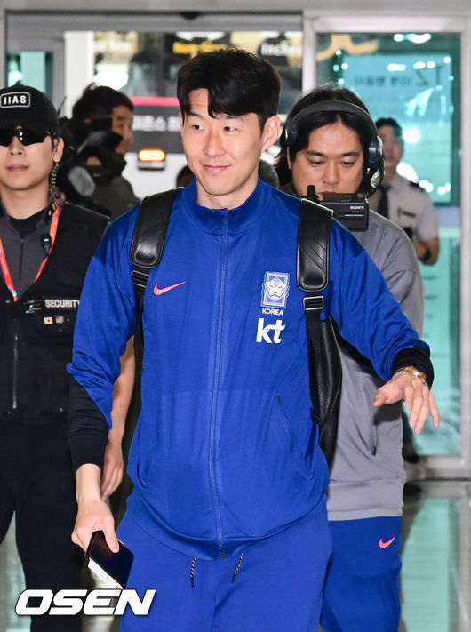 [OSEN=인천공항, 김성락 기자] 대한민국 축구 국가대표팀이 6일 오전 3시 15분(한국시간) 이라크와2026 국제축구연맹(FIFA) 북중미 월드컵 아시아 3차 예선 B조 경기를 치르기 위해 이라크 원정 출국길에 올랐다.한국은 B조에서 선두(4승 4무, 승점 16)를 달리고 있다. 2위는요르단(승점 13), 3위는 이라크(승점 12). 홍명보호는 남은 2경기에서 승점 1만 추가하면 11회 연속 본선 진출을 확정한다.축구대표팀 손흥민이 출국장으로 향하고 있다. 2025.06.02 / ksl0919@osen.co.kr