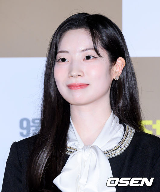 [OSEN=이대선 기자] 5일 서울 송파구 롯데시네마 월드타워점에서 영화 '전력질주' 언론시사회가 열렸다.영화 ‘전력질주’(감독 이승훈)는 현재를 달리는 남자와 미래를 달리는 남자, 시간을 달리는 그들의 완벽한 엔딩을 위한 전력질주를 그린 러닝드라마로 오는 9월 10일 롯데시네마에서 단독 개봉한다.트와이스 다현이 취재진의 질문을 듣고 있다. 2025.09.05 /sunday@osen.co.kr