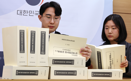 인사혁신처 관계자들이 고위공직자 재산변동사항 신고내용을 살펴보고 있다.   [연합뉴스]