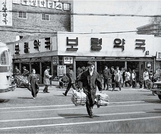 김승호 보령 창업주는 1957년 서울 종로5가에 보령약국을 열고 약업에 뛰어들었다. 중앙포토