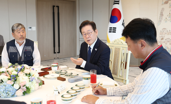 이재명 대통령이 4일 서울 용산 대통령실에서 김동명 한국노총 위원장(사진 왼쪽), 양경수 민주노총 위원장(오른쪽)과 대화를 나누고 있다. 대통령실사진기자단 