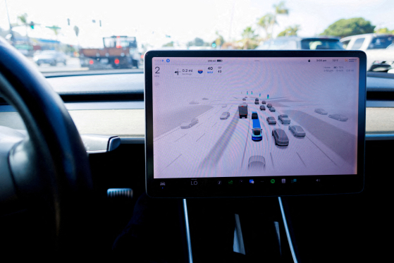 테슬라 내부 FSD(Full Self Driving)운행 화면. 사진 로이터=연합뉴스