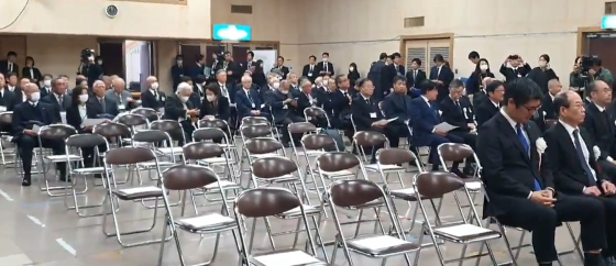 지난해 11월 24일 일제강점기 조선인이 강제노역했던 일본 니가타현 사도광산에서 추도식이 열리는 모습. 한국 정부가 전날 오후 전격적으로 불참을 선언한 가운데 일본 측만 참석해 반쪽자리로 행사가 진행됐다. 연합뉴스