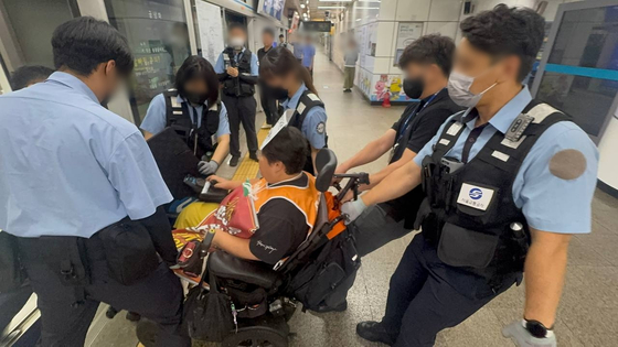 전국장애인차별철폐연대(전장연) 지하철 4호선 명동역 탑승시위. 사진 전장연