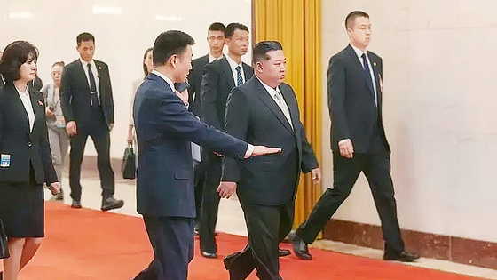  김정은 북한 국무위원장이 4일(현지시간) 중국 베이징 인민대회당에서 시진핑 중국 국가주석과 회담을 위해 이동하고 있다. 사진 중국 CCTV 캡처