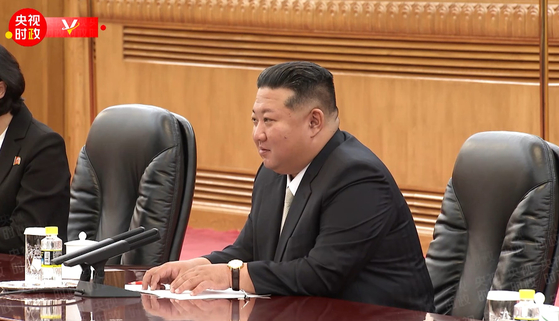 김정은 북한 국무위원자이 4일(현지시간) 중국 베이징 인민대회당에서 시진핑 중국 국가주석과 회담하며 시 주석의 모두발언을 듣고 있다. 중국 CCTV 영상 캡처