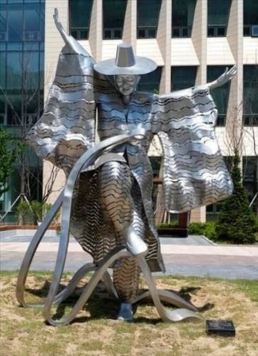 금속 동상 '흥겨운 우리 가락'. 연합뉴스