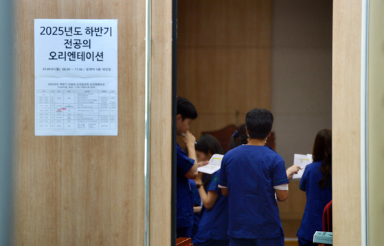 의정 갈등으로 사직한 전공들의 상당수가 수련 병원으로 복귀한 1일 대전의 한 대학병원으로 출근한 전공의들이 오리엔테이션에 참여하고 있다. 김성태 객원기자 