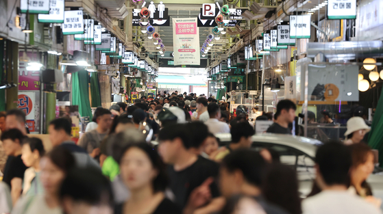서울 마포구 망원시장에 쿠폰 홍보 안내문이 부착되어 있다. [연합뉴스]