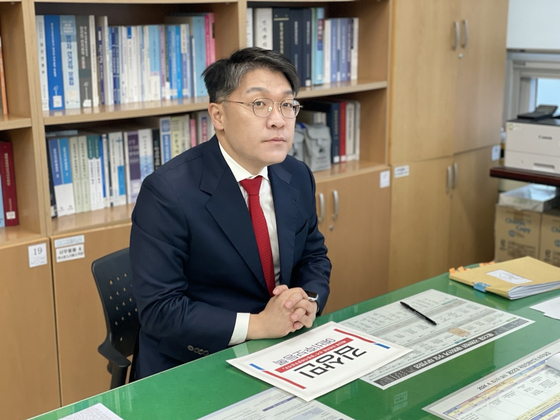 지난해 1월 9일 경남 창원시 성산구 창원시의창구선거관리위원회에서 22대 국회의원 선거 예비후보자 등록을 하고 있는 김상민 전 검사. 뉴스1