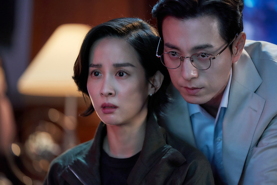 영화 '살인자 리포트'에서 연쇄살인범이자 정신과 의사인 영훈(정성일)은 자신을 단독 인터뷰하는 기자 선주(조여정)와 치열한 심리 싸움을 벌인다. 사진 소니픽처스엔터테인먼트코리아            