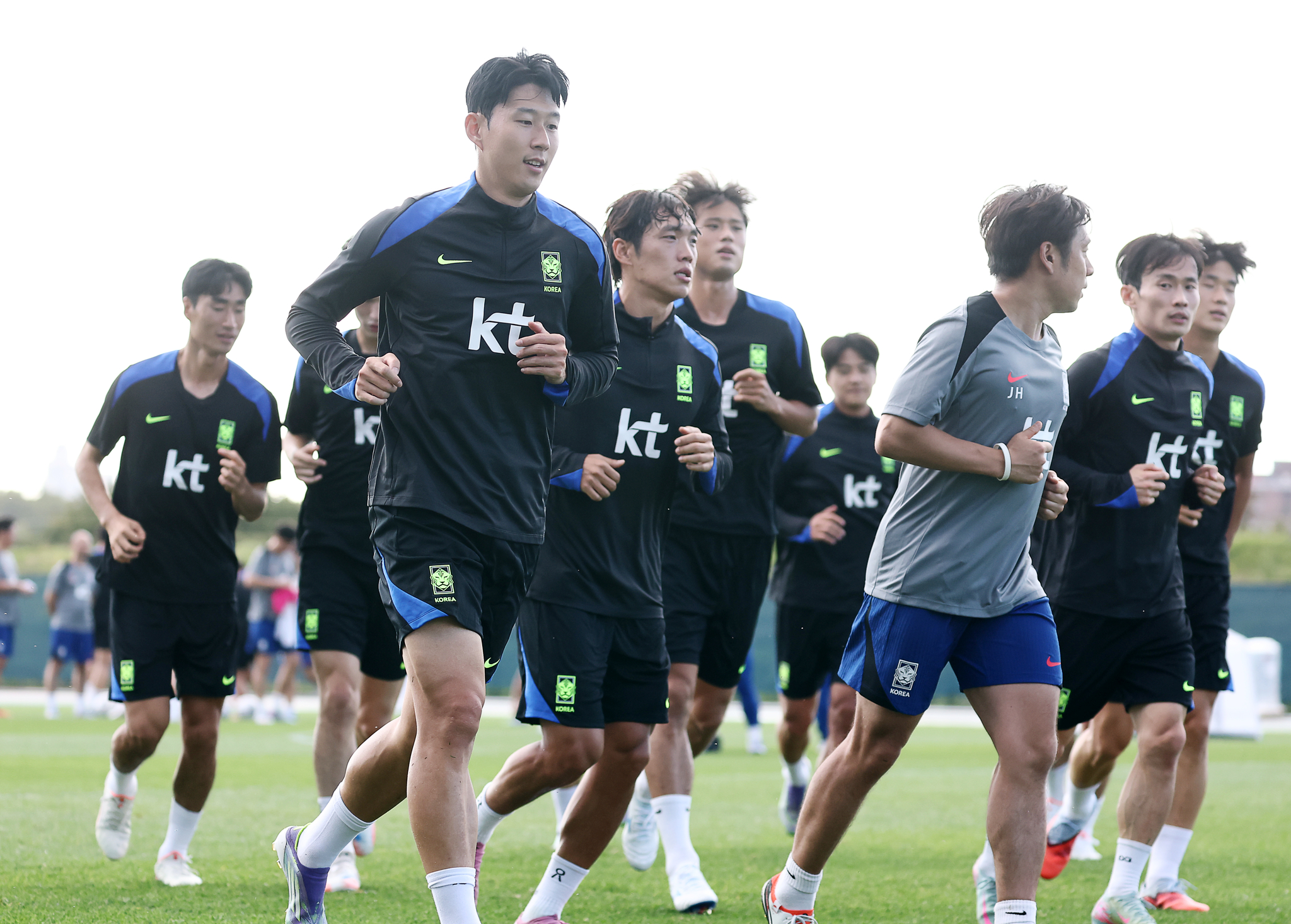 2일 미국 뉴욕주 아이칸 스타디움에서 열린 한국 축구 대표팀 훈련에서 손흥민을 비롯한 선수들이 달리고 있다. [연합뉴스]