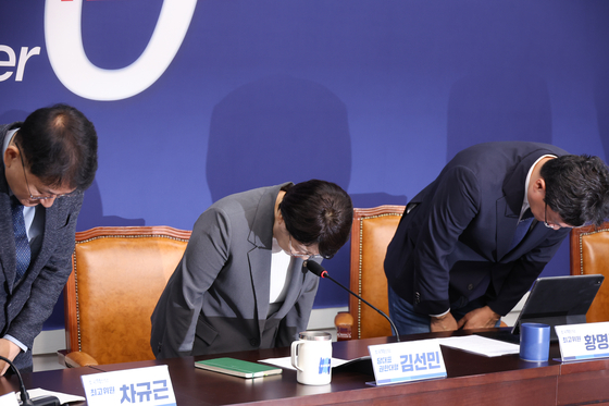 조국혁신당 김선민 당 대표 권한대행을 비롯한 소속 의원들이 5일 국회에서 열린 현안 관련 기자간담회에서 당내 성비위 사건과 관련해 고개숙여 사과하고 있다.연합뉴스