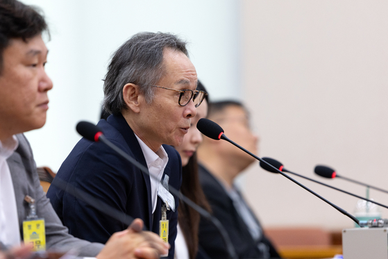  5일 서울 여의도 국회에서 열린 제429회 국회(정기회) 법제사법위원회 검찰 개혁 입법청문회에 증인 신분으로 출석한 전 조경식 KH그룹 부회장이 의원질의에 답변하고 있다. 뉴스1