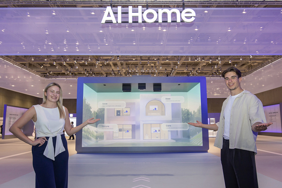 4일(현지시간) 'IFA 2025'가 열리는 독일 베를린 '메세 베를린(Messe Berlin)'의 삼성전자 전시관에서 삼성전자 모델이 전시 주제인 'AI 홈, 미래 일상을 현실로 (AI Home - Future Living, Now)'를 소개하고 있다.