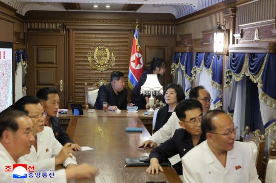 김정은 북한 국무위원장과 딸 주애가 5일 평양으로 향하는 기차에서 수행 간부들과 창밖을 바라보는 모습. 조선중앙통신, 연합뉴스