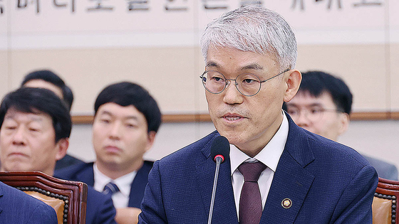  천대엽 법원행정처장 지난 1일 국회에서 열린 법제사법위원회 전체회의에서 의원들 질의에 답하고 있다. 임현동 기자 