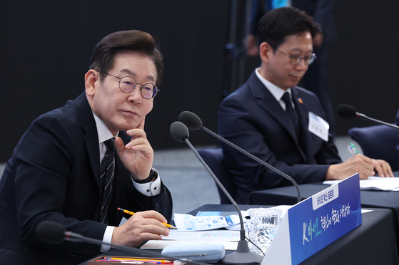 이재명 대통령이 5일 인천 송도 컨벤시아에서 열린 바이오 혁신 토론회에서 참석자들의 발언을 경청하고 있다. 대통령실사진기자단