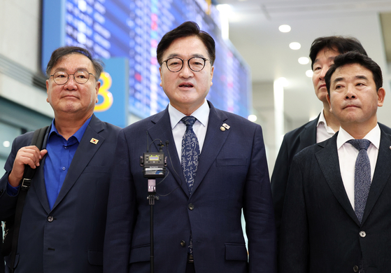 3박 4일간의 중국 전승절 행사 참석 일정을 마친 우원식 국회의장이 5일 인천공항을 통해 귀국하며 취재진에게 방중 성과를 설명하고 있다. 뉴스1