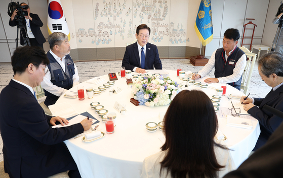이재명 대통령이 4일 서울 용산 대통령실에서 양대 노총 위원장과의 오찬에 참석해 모두발언을 하고 있다. 대통령실사진기자단 