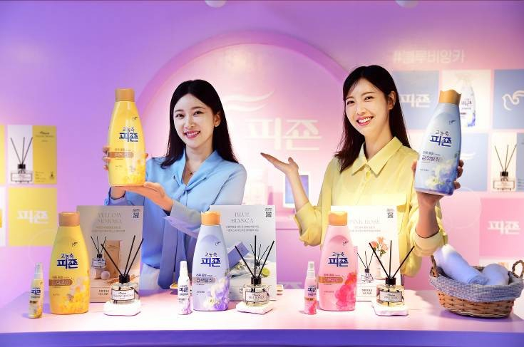 일상에 향기를 더하다! 서울패션위크 찾아온 스프레이피죤 들고 활짝. 4일 서울 중구 동대문디자인플라자 어울림광장에서 진행된 피죤의 ‘프레시 런드리 샵(Fresh Laundry Shop)’ 팝업 현장에서 모델들이 제품을 들고 포즈를 취하고 있다. 피죤은 4일부터 7일까지 3일간 팝업 행사를 열고 방문 고객을 대상으로 체험형 콘텐츠, 제품 증정 이벤트를 진행한다.