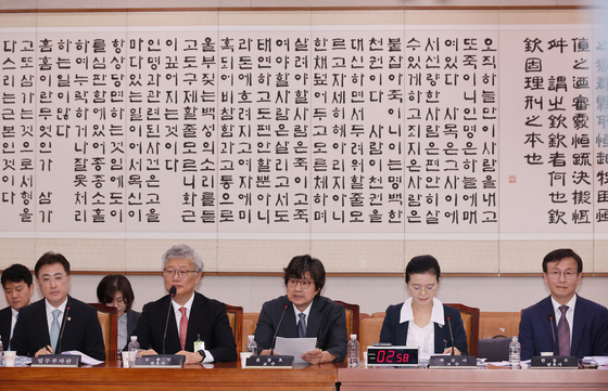 김종민 변호사(왼쪽 두 번째부터), 윤동호 국민대 교수, 차진아 고려대 교수, 한동수 더불어민주당 윤리심판원장이 4일 서울 여의도 국회 법제사법위원회 전체회의에서 열린 검찰개혁 공청회에 여야 진술인으로 출석해 있다. 연합뉴스