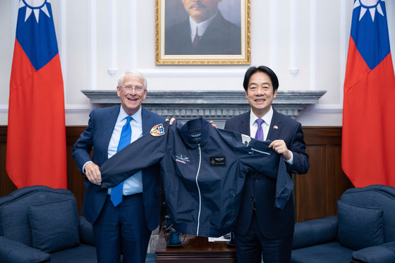 지난달 29일 라이칭더 총통이 대만을 방문한 로저 위커 미국 상원 군사위원장과 기념 촬영을 하고 있다. [AP=연합뉴스]