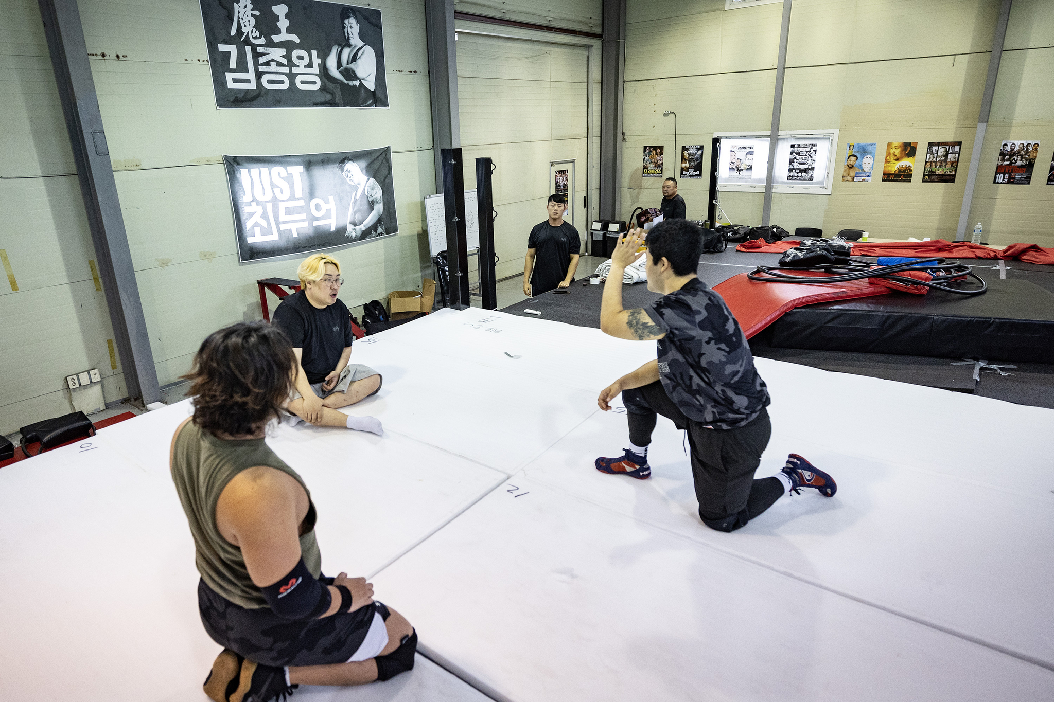 고 이왕표 선수의 추모 경기가 열리기 일주일 전 최두억이 선수들과 함께 체육관에서 의견을 주고받고 있다. 전민규 기자