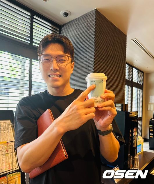 [사진] 김효범 감독 등 삼성 선수단 전체가 팬들에게 커피 대접을 받았다