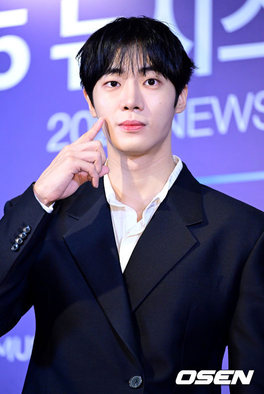 [OSEN=최규한 기자] 28일 오후 서울 소공동 롯데호텔에서 ‘2025 뉴시스 한류엑스포’ 행사가 열렸다.이날 행사에는 아이유, 이정재, 이준혁, 이주빈, 에이티즈, 피원하모니, 스테이씨, 비트펠라하우스, 추영우, 키키, 황가람, 리센느 등이 참석했다.배우 추영우가 포토타임을 하고 있다. 2025.08.28 / dreamer@osen.co.kr