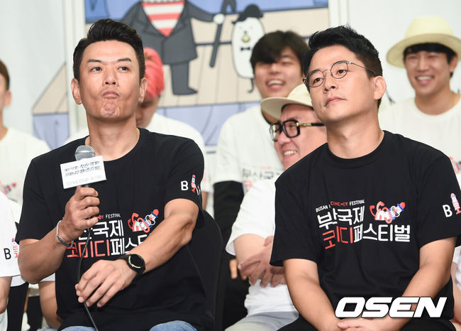 [OSEN=,박준형 기자]8일 오전 서울 마포구 상암동 스탠포드호텔에서 제7회 부산국제코미디페스티벌(BICF) 기자회견가 진행됐다.올해로 7회를 맞은 부산국제코미디페스티벌(BICF)는 23일 시작돼 9월 1일까지 10일간 부산 센텀시티 내 공연장 및 부산 주요 외부공연장에서 진행될 예정이다.김대희 이사와 김준호 집행위원장이 질문에 답하고 있다. / soul1014@osen.co.kr