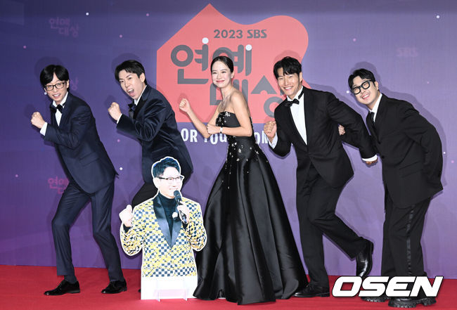 [OSEN=조은정 기자]2023 SBS연예대상 포토월 행사가 30일 서울 마포구 상암 SBS 프리즘타워에서 열렸다.방송인 유재석, 양세찬, 송지효, 김종국, 하하가 레드카펫을 밟으며 포즈를 취하고 있다. 2023.12.30/cej@osen.co.kr