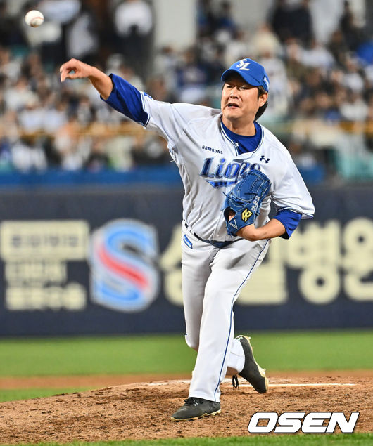 [OSEN=대구, 이석우 기자] 4일 대구삼성라이온즈파크에서 2025 신한 SOL 뱅크 KBO 리그 삼성 라이온즈와 한화 이글스의 경기가 열렸다. 홈팀 삼성은 원태인이, 방문팀 한화는 와이스가 선발 출전했다. 삼성 라이온즈 송은범이 역투하고 있다. 2025.04.04 / foto0307@osen.co.kr