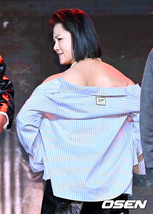 [OSEN=이대선 기자] 14일 오전 서울 동대문 브이스페이스에서 넷플릭스 예능 ‘코미디 리벤지’ 제작발표회가 열렸다.‘코미디 리벤지’는 ‘코미디 로얄’ 우승팀 이경규팀이 판을 깔고 K-코미디 대표주자들이 각잡고 웃음 터뜨리는 코미디 컴피티션이다.코미디언 박나래가 포토타임을 가지고 있다. 2024.10.14 /sunday@osen.co.kr