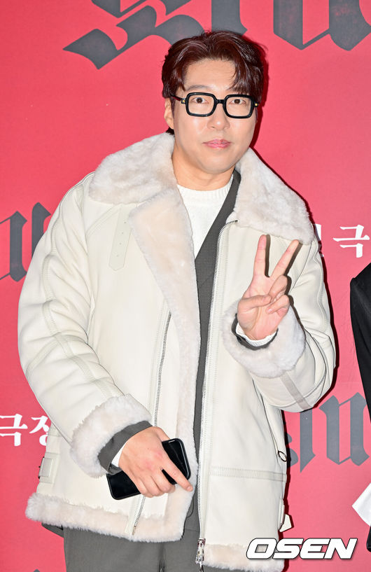 [OSEN=박준형 기자] 영화 '퇴마록' VIP 시사회 포토월 행사가 4일 오후 서울 송파구 롯데시네마 월드타워에서 열렸다.‘퇴마록’은 독창적인 세계관과 탄탄한 스토리텔링으로 큰 사랑을 받은 이우혁 작가의 소설 ‘퇴마록’의 첫 애니메이션 작품이다.유튜버 대도서관이 포즈를 취하고 있다. 2025.02.04 / soul1014@osen.co.kr