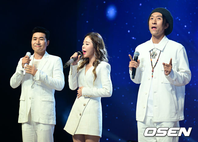 [OSEN=김성락 기자] 5일 오후 서울 강남구 일지아트홀에서 그룹 코요테의 ‘LET’s KOYOTE’ 앨범 발매 기념 쇼케이스가 열렸다. 전 세대를 아우르는 국내 최장수 그룹인 코요테는 이번 앨범에 특유의 밝고 신나는 댄스곡과 대중들의 사랑에 보답하는 내용을 담았다.그룹 쿄요테가 ‘반쪽’ 무대를 펼치고 있다. 2022.10.05 /ksl0919@osen.co.kr