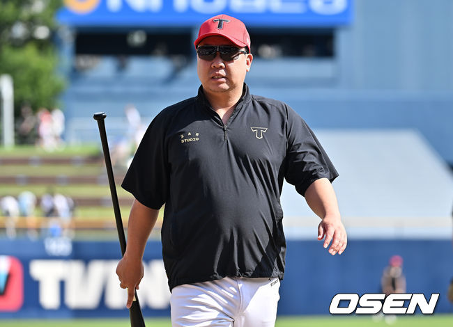 [OSEN=창원, 이석우 기자] 6일 창원NC파크에서 2025 신한 SOL 뱅크 KBO 리그 NC 다이노스와 KIA 타이거즈의 경기가 열린다. 홈팀 NC는 라일리가, 방문팀 KIA는 올러가 선발 출전한다. KIA 타이거즈 이범호 감독이 선수들의 훈련을 지켜보고 있다. 2025.09.06 / foto0307@osen.co.kr