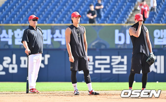 [OSEN=창원, 이석우 기자] 6일 창원NC파크에서 2025 신한 SOL 뱅크 KBO 리그 NC 다이노스와 KIA 타이거즈의 경기가 열린다. 홈팀 NC는 라일리가, 방문팀 KIA는 올러가 선발 출전한다. KIA 타이거즈 이범호 감독이 선수들의 훈련을 지켜보고 있다. 2025.09.06 / foto0307@osen.co.kr