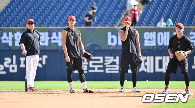 [OSEN=창원, 이석우 기자] 6일 창원NC파크에서 2025 신한 SOL 뱅크 KBO 리그 NC 다이노스와 KIA 타이거즈의 경기가 열린다. 홈팀 NC는 라일리가, 방문팀 KIA는 올러가 선발 출전한다. KIA 타이거즈 이범호 감독이 선수들의 훈련을 지켜보고 있다. 2025.09.06 / foto0307@osen.co.kr