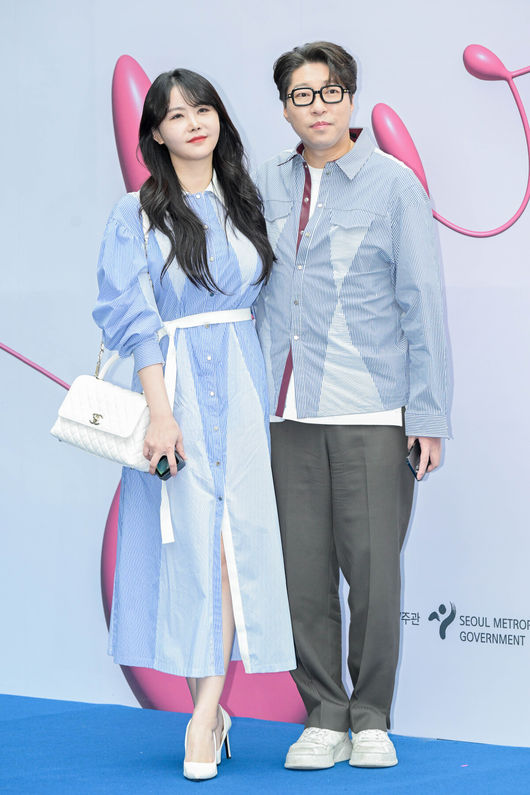 [OSEN=조은정 기자]15일 서울 중구 동대문디자인플라자(DDP)에서 2023F/W서울패션위크 ‘라이’ 컬렉션 포토콜 행사가 열렸다.크리에이터 윰댕, 대도서관 부부가 포즈를 취하고 있다. 2023.03.15 /cej@osen.co.kr