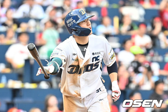 [OSEN=창원, 이석우 기자] 6일 창원NC파크에서 2025 신한 SOL 뱅크 KBO 리그 NC 다이노스와 KIA 타이거즈의 경기가 열렸다. 홈팀 NC는 라일리가, 방문팀 KIA는 올러가 선발 출전했다. NC 다이노스 최원준이 2회말 1사 1,3루 우익수 희생 플라이를 치고 있다. 2025.09.06 / foto0307@osen.co.kr