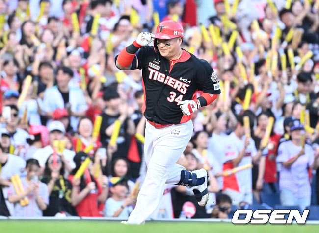 [OSEN=창원, 이석우 기자] 6일 창원NC파크에서 2025 신한 SOL 뱅크 KBO 리그 NC 다이노스와 KIA 타이거즈의 경기가 열렸다. 홈팀 NC는 라일리가, 방문팀 KIA는 올러가 선발 출전했다. KIA 타이거즈 최형우가 2회초 우월 솔로 홈런을 치고 세리머니를 하고 있다. 2025.09.06 / foto0307@osen.co.kr