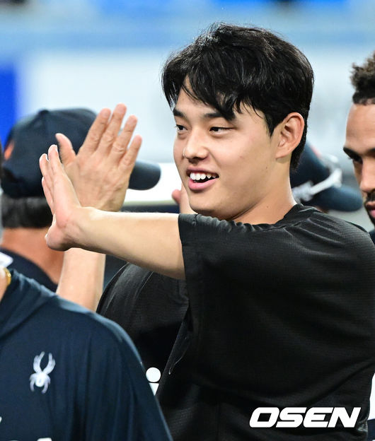 [OSEN=대구, 최규한 기자] 프로야구 한화 이글스가 선발 문동주의 호투와 타선의 응집력이 빛나며 삼성을 잡아냈다.한화는 6일 대구삼성라이온즈파크에서 열린 삼성 라이온즈와의 방문 경기에서 7-4로 승리했다. 이날 승리로 한화는 지난달 대전 홈 3연전 싹쓸이 패배의 악몽을 씻어내며 분위기 반전에 성공했다. 경기를 마치고 한화 승리투수 문동주가 코칭스태프 및 동료들과 인사를 나누고 있다. 2025.09.06 / dreamer@osen.co.kr