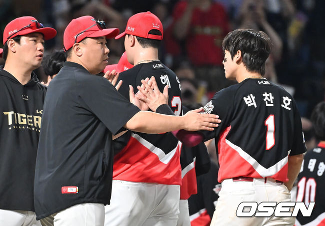 [OSEN=창원, 이석우 기자] 6일 창원NC파크에서 2025 신한 SOL 뱅크 KBO 리그 NC 다이노스와 KIA 타이거즈의 경기가 열렸다. 홈팀 NC는 라일리가, 방문팀 KIA는 올러가 선발 출전했다. KIA 타이거즈 이범호 감독이 NC 다이노스에 8-4로 승리, 4연패 탈출하고 박찬호와 하이파이브를 하고 있다. 2025.09.06 / foto0307@osen.co.kr