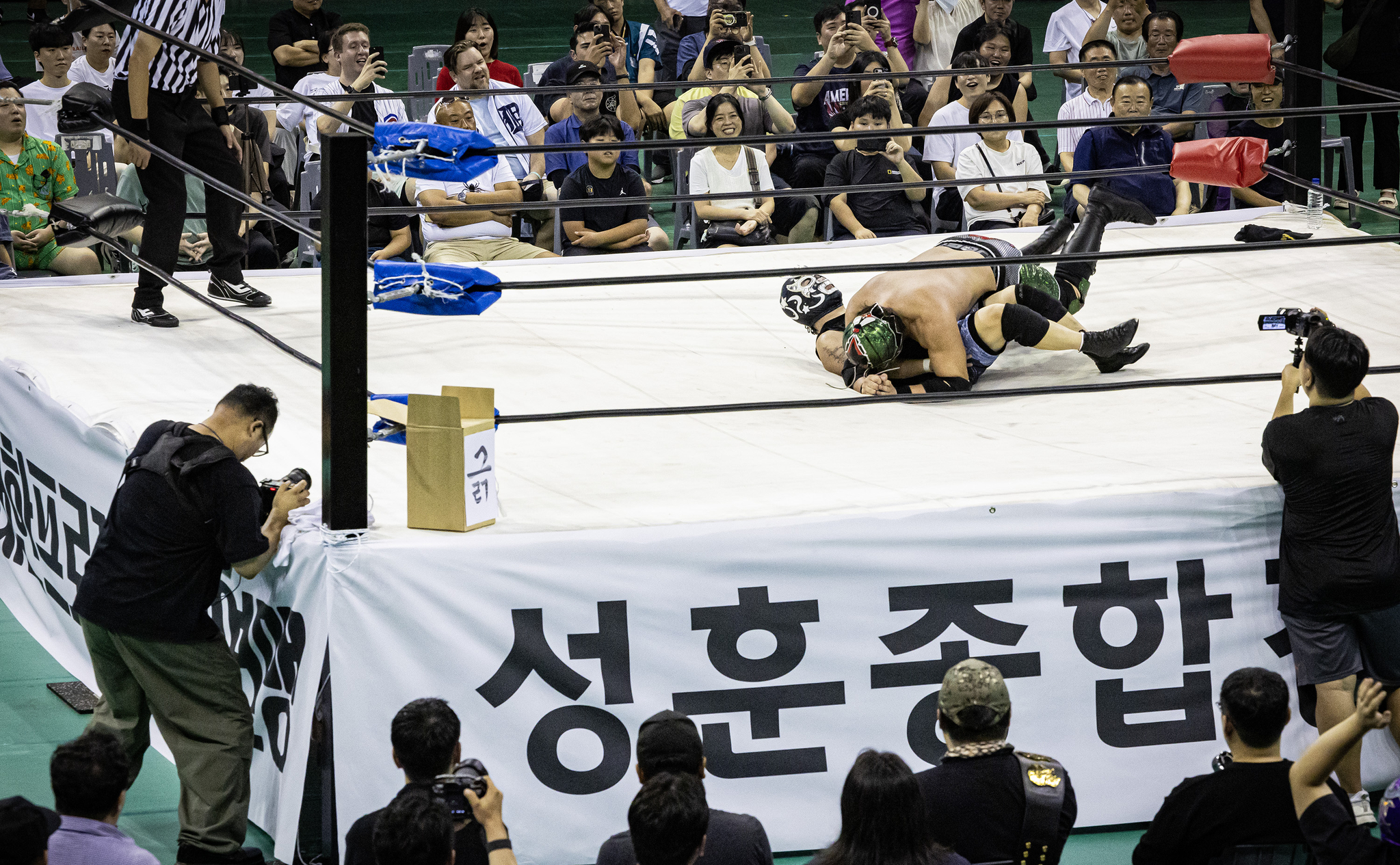 지난달 30일 열린 고 이왕표 선수 7주기 추모 대회를 찾은 관중들이 경기를 보며 즐거워하고 있다. 전민규 기자